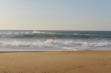 Fototapeta na wymiar Vagues sur plage atlantique