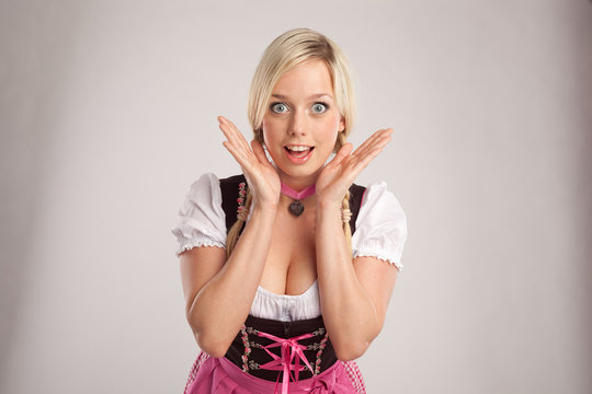 frau mit dirndl staunt