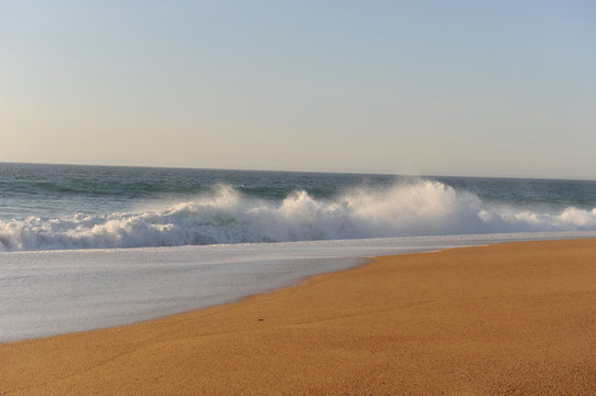 Vagues sur plage atlantique