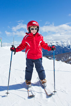 Jeune skieur sur les pistes (6-7 ans)