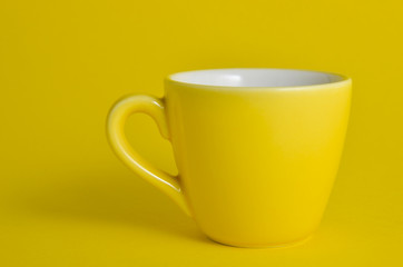 tazzina da caffè gialla su fondo giallo