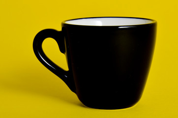 tazzina da caffè nera su sfondo giallo