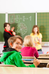 Lehrerin mit Schüler in einer Schule beim Unterricht