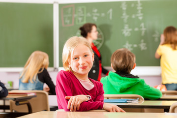 Lehrerin mit Schüler in einer Schule beim Unterricht