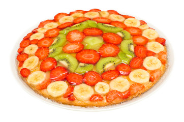 Torta di frutta su sfondo bianco
