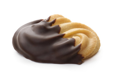 Un bizcocho de chocolate en fondo blanco.
