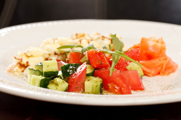 Scrambled eggs with salmon and vegetables
