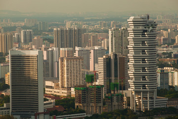 Fototapeta na wymiar Nowe nowoczesnych budynków w pobliżu zabytkowego centrum Singapuru.