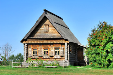 Fototapeta na wymiar Obywatelem rosyjskim drewniany dom izba