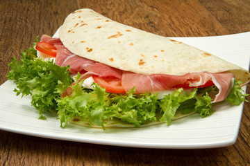 piadina crudo mozzarella ed insalata