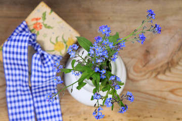 Stillleben mit Vergissmeinnicht