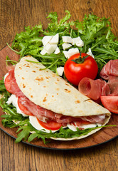 piadina prosciutto mozzarella pomodoro ed insalata