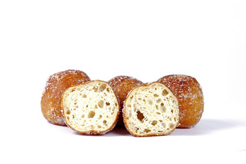 Quarkbällchen auf weiß isoliert