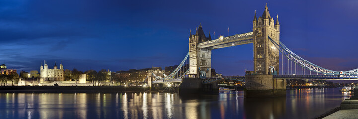 Fototapeta na wymiar TPanorama Tower Bridge i Tower of London Großbritanien