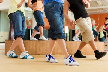 Abwaschbare Fototapete Tanzschule Zumba oder Jazzdance - junge Leute tanzen