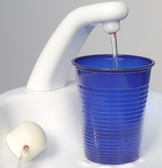 Studio dentistico, bicchiere con acqua per sciacquo