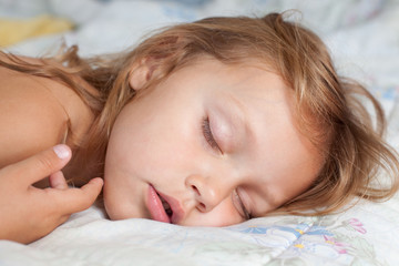 Obraz na płótnie Canvas sleeping little girl portrait