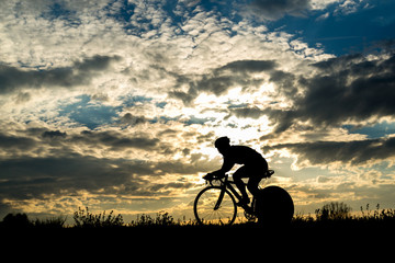 Fototapeta na wymiar Triathlete na rowerze