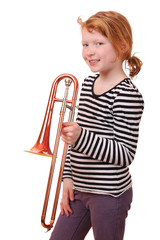 Junges Mädchen spielt Posaune