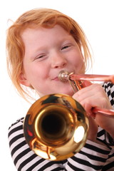 Junges Mädchen spielt Posaune