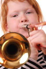 Junges Mädchen spielt Posaune