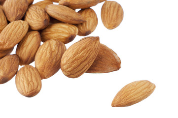 Mandorle isolate su bianco