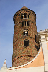 Fototapeta na wymiar Ravenna stary kościół święty Jan Battista runda dzwonnica