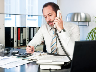 Fototapeta premium Businessmann beim telefonieren