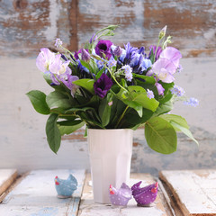 bouquet de fleurs bleues et poules de pâques © soniaC