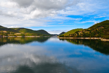 Fototapeta na wymiar La bellezza del Lago del Turano