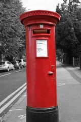 Photo sur Aluminium Rouge, noir, blanc Boîte aux lettres rouge