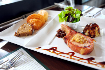 Delicious food : Steak and bread