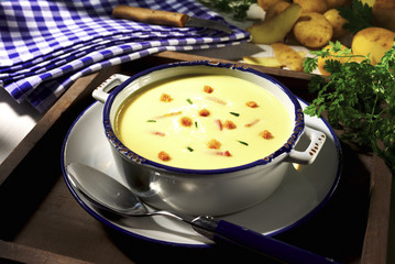 Cremige Kartoffelsuppe mit Croutons