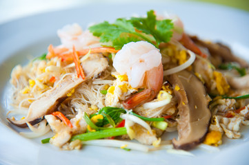 Stir-fried noodles and vegetables : delicious food