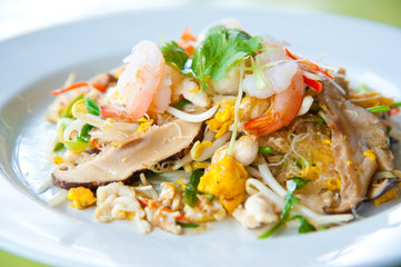 Stir-fried noodles and vegetables : delicious food