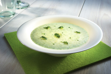 Broccoli-Rahmsuppe in weissem Teller