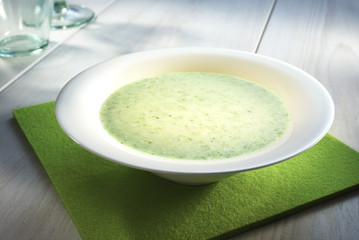 Broccoli-Rahmsuppe in weissem Teller