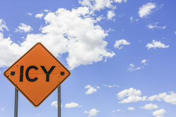 Warnschild Eisglätte vor Sommer Himmel