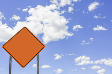 Gelbes Warnschild mit Textfreiraum vor blauem Himmel