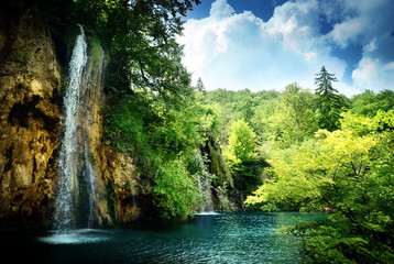 Wasserfall im tiefen Wald