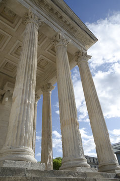 colonnes de la Maison Carr&eacute;e de N&icirc;mes, France