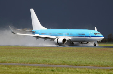 Boeing 737 landing on a wet runway