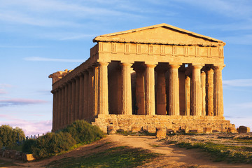 Fototapeta na wymiar Greckie ruiny na wzgórzu