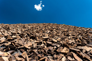 Wolke über Geröllhalde