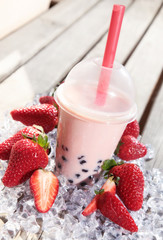 Bubble Tea rot mit Tapiokaperlen