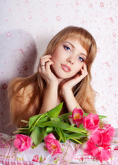 Naklejka na ściany i meble Obraz szczęśliwa młoda kobieta blonde z kolorowych kwiatów