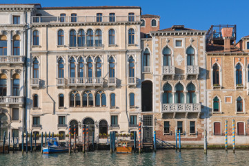 Fototapeta na wymiar Stare pałace wzdłuż Canal Grande w Wenecji