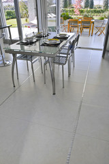 moderno tavolo da pranzo in cucina con vista veranda