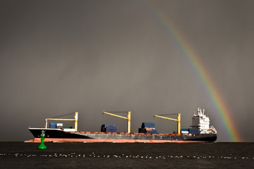 Obraz premium Photograph of a double rainbow over the Elbe.