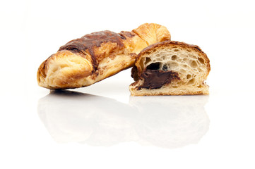 cornettino al cioccolato su fondo bianco